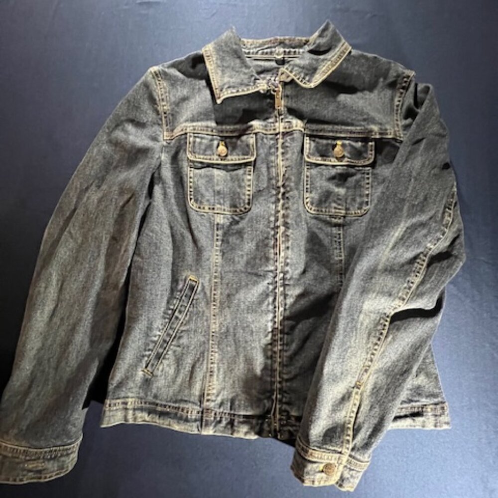 Jones New York Signature dark‎ wash trucker-style denim jacket. Women's Small